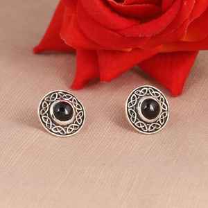 Boucles d'oreilles noeud celtique avec spinelle noir en argent sterling 925 bijoux bohème gothique pour femme - Product Image 1