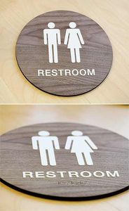 Signalétique de toilettes en bois conforme à la norme ADA personnalisée |   Plaque indicatrice de porte de salle de bain |   Conception directionnelle et tactile - Product Image 5