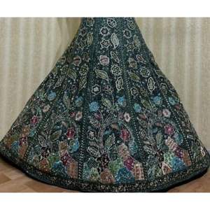 Luxueux ensemble nuptiale Lehenga avec broderie détaillée et embellissements de paillettes pour les fêtes disponibles pour la vente en gros - Product Image 2