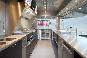 รถขายอาหารเคลื่อนที่สแตนเลสสตีล ขนาด 4.8 เมตร สไตล์ Airstream แบบเพลาคู่ สำหรับใช้งานกลางแจ้ง - Product Image 3