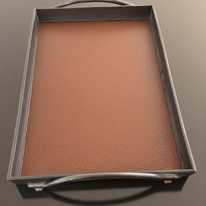 Elegante bandeja de cuero con estructura duradera y aspecto pulido, perfecta para exhibición decorativa y servicio funcional en hogares exclusivos - Product Image 1