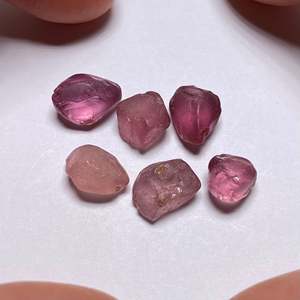 Pierre précieuse naturelle œil de chat rouge grenat Mahenge, forme cœur, 8 mm, pierre polie de haute qualité - Product Image 2