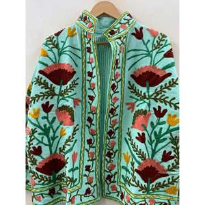 Veste en coton brodée à la main d'inspiration Suzani, motif Le Jardin de Samarkand - Menthe et Cramoisi, taille XL pour le printemps et l'hiver - Product Image 2