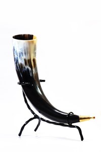 Corne à boire de buffle naturelle de grande capacité conçue sur mesure avec écusson familial pour les festivals de la Renaissance au prix le plus bas - Product Image 2