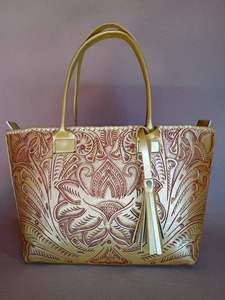 Monederos de cuero tallados a mano con relieve profundo hechos a medida ideales para tiendas de accesorios de moda para reventa - Product Image 2