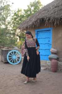 Traje de moda de calidad de exportación India Faux Blooming Fabric Kurti Pant & Dupatta con Kutchi Gamthi Work Online Shopping India - Product Image 4