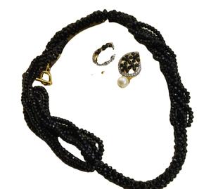 Conjunto de Joyería de Lujo con Collar de Cuentas de Cristal de Amatista Morada de Varias Capas y Aretes con Diseño Floral de Lágrima Chapados en Oro - Product Image 1