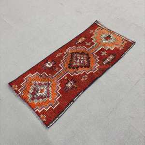 พรมวินเทจขนาดเล็ก 2x4.7 ฟุต สีแดงแบบไล่เฉดสไตล์ตุรกี - Product Image 2