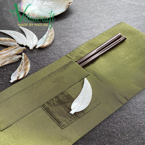 Porte-baguettes unique en forme de feuille, porte-cuillère. Porte-baguettes artisanales. Fabriqué à partir de coquille de perle naturelle. Fait à la main Vietnam Sûr à utiliser - Product Image 1