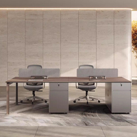 Poste de travail de bureau moderne et durable pour 2 personnes, avec écran de confidentialité double face, hub de prises électriques et meuble de rangement sur pied