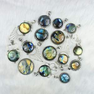 Collier en argent sterling de créateur avec pendentif de réglage de lunette en labradorite multi-flashy et breloques plaquées bijoux en gros - Product Image 1