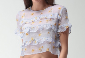 เสื้อครอปเปิดไหล่ลายทางสไตล์เกาหลี แต่งระบาย ทรงหลวม สวมใส่สบาย เหมาะกับฤดูร้อน สีฟ้าขาว ลายทาง ผ้าฝ้ายทอผสมใยไผ่ - Product Image 6