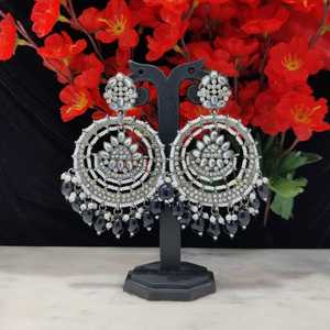 ต่างหูแชนด์บาลิสทรงกลมทำจากโลหะสีดำน้ำหนักเบาและดูเก๋ไก๋สวมใส่สบายในเวลากลางวันพร้อมชุดลำลอง - Product Image 1