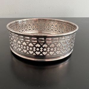 Posavasos de botella de metal de lujo con textura martillada para una mesa elegante agrega clase a la experiencia gastronómica - Product Image 2