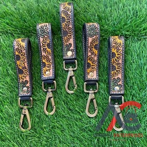 ห่วงโซ่กุญแจหนังสลักลายดอกไม้สำหรับผู้ชายพวงกุญแจหนังลายดอกไม้สลักลายนูนอุปกรณ์เสริมพวงกุญแจน่ารักสำหรับผู้ชาย - Product Image 1