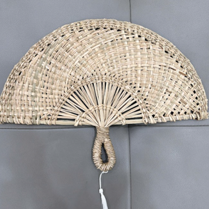 Ventilador de mano de algas marinas naturales sostenibles | Ventilador artesanal ecológico | Decoración de hogar y boda de estilo tropical - Product Image 1