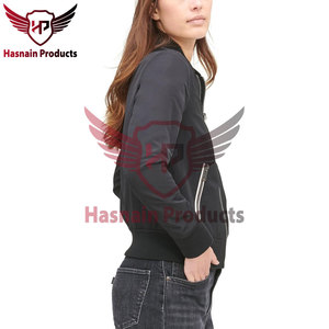 Vente en gros Veste brodée personnalisée en satin de polyester noir 100% avec fermeture à glissière sur le devant pour femmes deux poches en peau de mouton respirante - Product Image 3