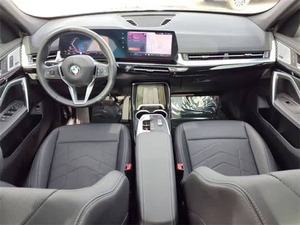 รถยนต์มือสองที่เชื่อถือได้ ปี 2025 BMW X1 xDrive28i 4 ประตู SUV ขับเคลื่อนสี่ล้อ (เครื่องยนต์ 2.0 ลิตร 4 สูบ เทอร์โบ 7AM) - Product Image 4