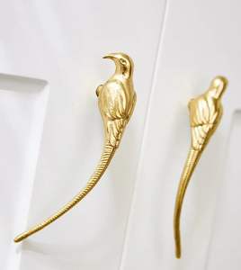 Poignées de meuble en laiton massif de qualité supérieure en forme d'oiseau, finition antique, tirettes de meubles pour intérieur de luxe et portes en bois - Product Image 1