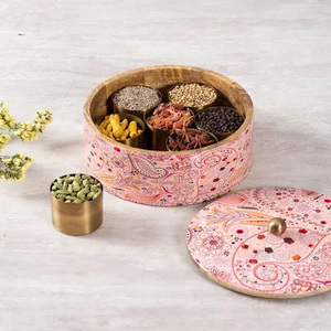 Masala dabba ที่ทำจากไม้เครื่องมือสมุนไพรและเครื่องเทศในครัวมาซาลาพร้อมกระปุกโลหะ7ขวด - Product Image 6