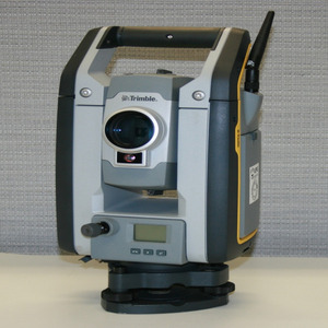 Station totale robotisée Trimble S7 avec VISION : levés topographiques efficaces, numérisation 3D intégrée et mesure, technologie EDM supérieure - Product Image 1