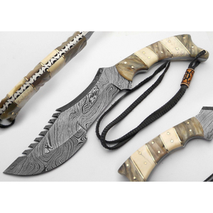 Couteaux de chasse personnalisés en acier forgé de Damas avec poignée en corne Cadeau pour lui Cadeau de couteau d'extérieur. - Product Image 1
