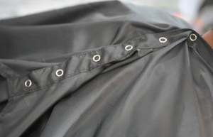 Cape de barbier imperméable noire en polyester durable fabriquée en matériau durable - Product Image 3