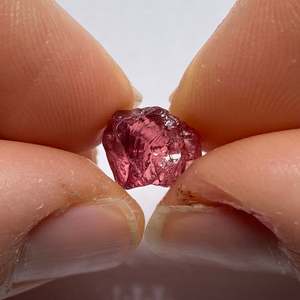 Pierre précieuse naturelle œil de chat grenat rouge, forme cœur, 8 mm, polie, haute qualité, pierre minérale - Product Image 1