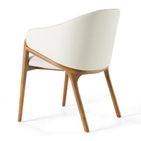 Fauteuil contemporain et durable au design élégant, avec dossier rembourré et base en bois chaleureux, idéal pour salon, hôtel et extérieur