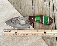 Couteau de poche de chasse en acier Damas haut de gamme avec manche en bois Couteau de chasse en acier Damas forgé à la main personnalisé