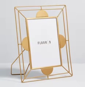 Cadre photo carré en métal moderne et contemporain avec un design élégant et élégant, écologique et durable pour la décoration de la maison - Product Image 1