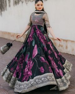 Belle robe de soirée et Dupatta avec fil avec séquence avec bordure en dentelle - Product Image 4