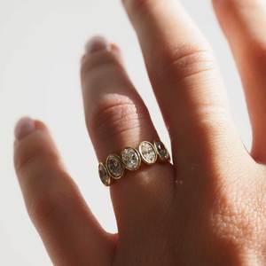 Bague de mariage demi-éternité en diamant de laboratoire taille ovale 2,5 CTW, sertie de cinq pierres en sertissage clos, bague de fiançailles en diamant CVD, joaillerie fine - Product Image 3