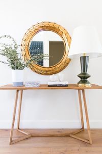 Mesa consola compacta de madera perfecta para apartamentos pequeños maximizando el espacio sin comprometer el estilo - Product Image 4