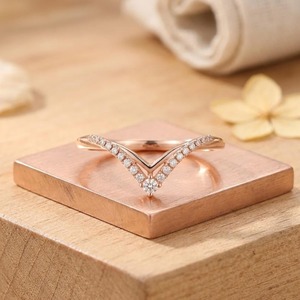 Bague en or massif 14 carats avec diamant de laboratoire ronds taillés en V, 0,118 ct E-F VS, cadeau de mariage ou d'anniversaire - Product Image 2