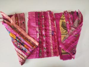 แผ่นผ้าส่าหรีผ้าไหมสีชมพูวินเทจทำด้วยมือผ้าพันคอแบบกลับด้านได้พร้อมผ้าพันคอยาวลายทางหลากสี - Product Image 2