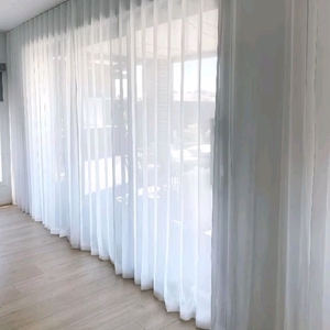 Cortinas transparentes que equilibran la privacidad y la luz del día, ideales para el estilo y las cenefas de la habitación - Product Image 1
