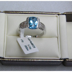 Bague de fiançailles/mariage en saphir bleu et diamant, bijou classique et tendance avec saphir bleu taillé et incrustation de perle - Product Image 1