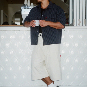 <span class=keywords><strong>Camicia</strong></span> Oversize a Righe con Vestibilità Ampia e <span class=keywords><strong>Maniche</strong></span> <span class=keywords><strong>Corte</strong></span>, Stile Casual Streetwear con Bottoni e Tasche per Uomo, Personalizzabile OEM/ODM - Product Image 4