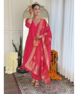 Pakistán Ready Made Salwar Kameez para mujeres en hermosa tela de césped con traje Sharara y Dupatta de tres piezas - Product Image 4
