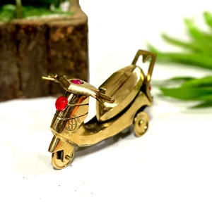 Sculpture de scooter en laiton doré Style rétro Décor de table fait à la main pour vitrine Produit d'artisanat en métal pour la maison. - Product Image 2