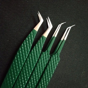 Pinzas de pestañas de acero inoxidable sólido con agarre de diamante Logotipo personalizado Puntas de volumen de 45 y 65 grados Color verde - Product Image 1