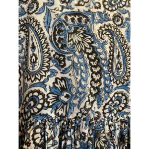 เดรสโบโฮมิดิ IIB สีน้ำเงินลายเพสลีย์ ผ้าวิสโคสระบายอากาศได้ดี ทรงหลวม คอวีลึก ไซส์เดียว ดีไซน์พลัสไซส์ เหมาะสำหรับใส่ในวันสบายๆ หรืองานปาร์ตี้ - Product Image 5