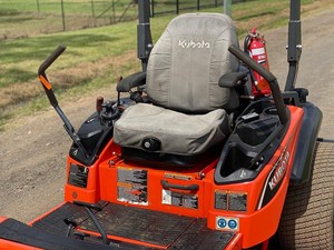 Kubota ZERO เปิดเครื่องตัดหญ้ารถแทรกเตอร์ด้านหน้ารถตักดินเครื่องตัดหญ้า Kubota