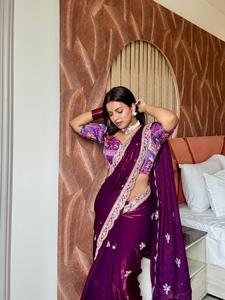 เสื้อเบลาส์แฟนซีสุดพิเศษสำหรับผู้หญิงชุดปาร์ตี้เจ้าสาวผ้าซาตินสีม่วงสไตล์อินเดียดีไซน์แบบดั้งเดิมล่าสุด - Product Image 2