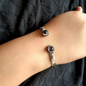 กำไลข้อมือหินสีม่วงเข้มของผู้หญิงกำไลข้อมือที่ดูสง่างามเครื่องประดับแฟชั่นด้วยหินสีม่วงเข้มสำหรับผู้หญิง - Product Image 1