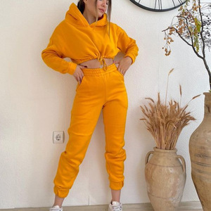 Conjunto de chándal cómodo para mujer, parte superior e inferior a juego para usar en el hogar, correr, deportes al aire libre o estilo diario - Product Image 4