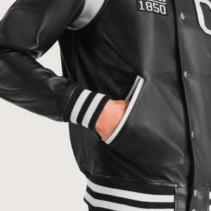 Chaqueta Universitaria Vintage Liberte California, Piel de Oveja Negra, Talla XS, Impermeable, Bordada, Estilo Otoñal - Product Image 6