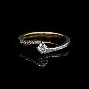 Bague en or jaune 14 carats plaqué rhodium avec tige torsadée et diamant naturel central serti à griffes, élégante et scintillante, pour femme - Product Image 1