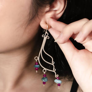 beGems Vente en gros Boucles d'oreilles créoles tendance en cuivre naturel motif aile d'ange pour femme, bijoux décontractés et éthérés - Product Image 3